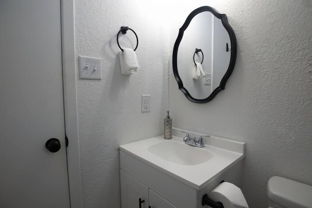 Chic & Cozy 2 Bedroom - 1 Bathroom - Rated Best Eagle Pass Ngoại thất bức ảnh